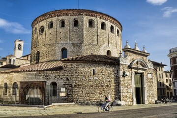 brescia, italien - piazza del duomo mit rundbau vom alten dom