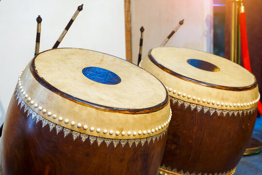 Glong thad is a Thai drum. It is a large double-sided drum with 2 balls, one making a high sound and the other making a low sound. Used to play in the Piphat band, playing with Tapone.