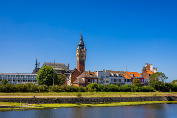 Le Beffroi de l'Hôtel de Ville de Calais et le Canal de Calais à Saint-Omer
