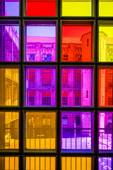 L'ancienne usine de dentelles de Calais à travers des vitres colorées