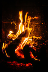 czerwone i żółte płomienie w ognisku lub w kominku naturalnym © Henryk Niestrój