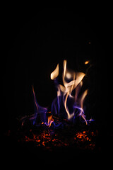 czerwone i żółte płomienie w ognisku lub w kominku naturalnym © Henryk Niestrój