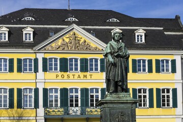 Obraz premium Beethoven monument on Cathedral Square, main post office in the Fürstenberg Palace behind, Bonn, North Rhine-Westphalia, Germany, Europe