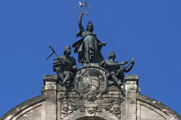 Obraz premium Ornametal gable from the Opera House with coat of arms of Nuremberg and sculptures, art nouveau, Nuremberg, Middle Franconia, Bavaria, Germany, Europe
