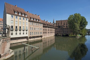 Obraz premium Heilig Geist Spital, hospital beside Pegnitz, Nuremberg, Middle Franconia, Bavaria, Germany, Europe