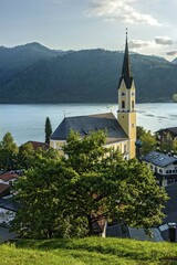 Fototapeta premium Church of St. Sixtus with view of the lake, Markt Schliersee, Schliersee mountains, Mangfall mountains, Bavarian Prealps, Upper Bavaria, Bavaria, Germany, Europe