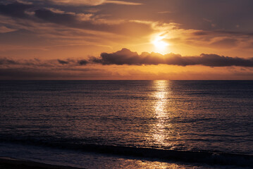 Obraz premium Golden Shorelines: Morning Bliss. horizontal