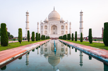 Obraz premium Taj Mahal of India with reflextion in water very high quality