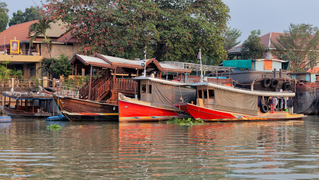 Hausboote auf dem Chao Phraya in Ayutthaya, Thailand