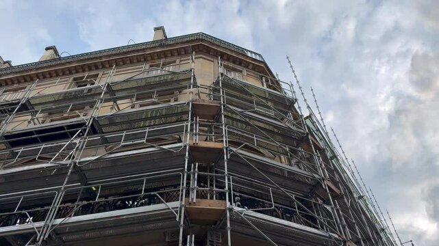 Un immeuble parisien avec des &eacute;chafaudages pour une r&eacute;novation.