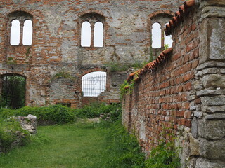 Mury stare i zniszczone © EwaAF