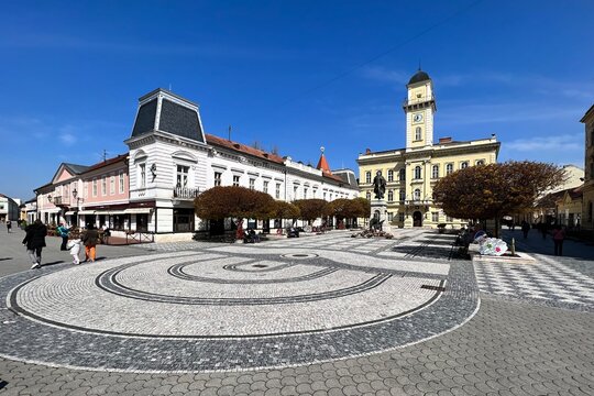 Kom&aacute;rno town center with the town hall