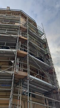 Un immeuble parisien en travaux, entour&eacute; d'un &eacute;chafaudage au format vertical.