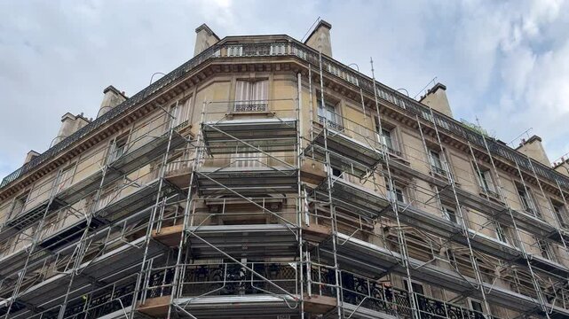Un immeuble parisien en travaux, entour&eacute; d'un &eacute;chafaudage m&eacute;tallique.