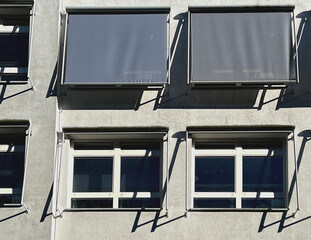 vertikale Markisen an der Fassade eines Bürogebäudes 