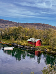Obraz premium Fishing Cottages on the rocks near the water in Lofoten Norway