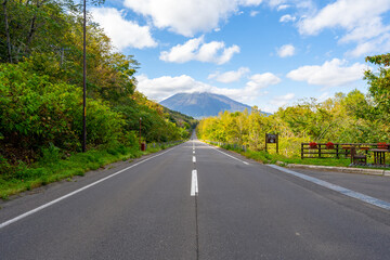 北海道の道路の風景　羊蹄山方面