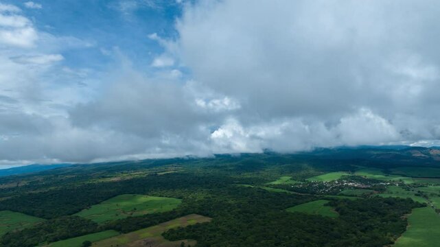 Hyperlapse del campo con las nubes pasando