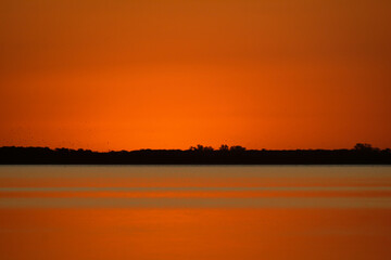 Naklejka premium sunset over the lake