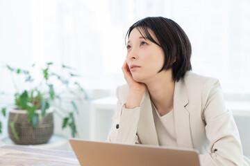 ビジネスウーマン　パソコン　トラブル