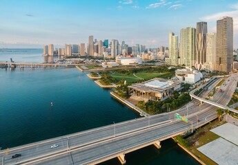 Fototapeta premium MacArthur Causeway crossing the Biscayne Bay and the downtown cityskyline of Miami, Florida, United States.