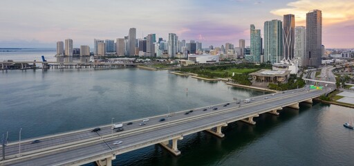 MacArthur Causeway crossing the Biscayne Bay and the downtown cityskyline of Miami, Florida, United...