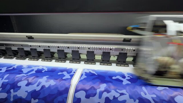 Large format digital printing machine and moving print head