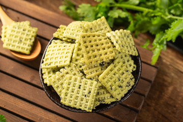 a kind of delicious snack made from rice,Cilantro flavored rice crusts, 