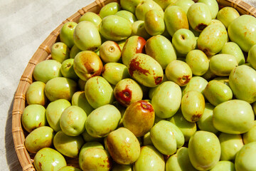 テーブルクロスに置かれた棗の実