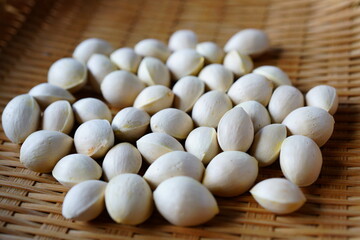 ザルで干している銀杏の実