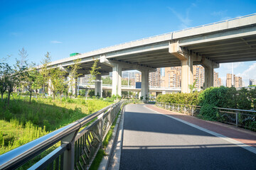 Obraz premium Concrete structure and asphalt road space under the overpass in the city