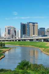 Obraz premium Highway overpass modern city skyline background