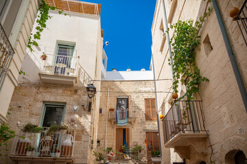 playa escondida entre acantilados en la costa Mediterranea