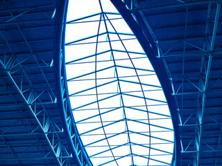 Obraz premium A modern roof that features a significant amount of glass