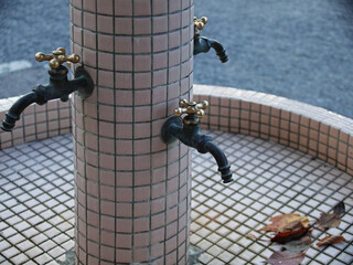 レトロな蛇口の水飲み場