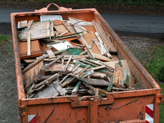 Container mit Altholz - Containerdienst - Abholung