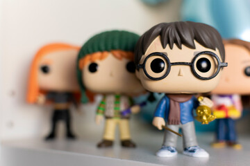 Naklejka premium Granada, España, 5 de octubre de 2024: Escaparate con figuras cabezonas de vinilo de la saga de películas de Harry Potter