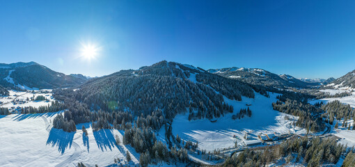 Beste Bedingungen für alpinen Wintersport im Balderschwanger Hochtal in den Allgäuer Alpen