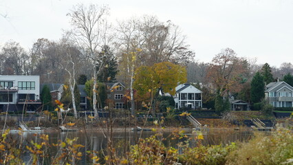 Obraz premium The beautiful little town landscape with the colorful autumn leaves and old buildings in USA 