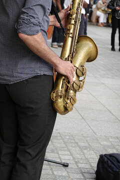 Saxophoniste et groupe de jazz dans la rue