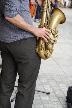 Joueur de saxophone dans la rue. 