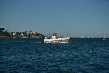Fototapeta premium Navette maritime vers Saint-Malo