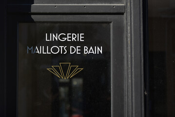 Dinard, vitrine lingerie et maillots de bain