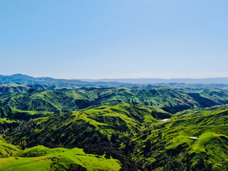 Fototapeta premium Rolling green hills and valleys of New Zealand’s North Island, showcasing the lush countryside and natural beauty