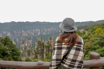 張家界を散歩する女性