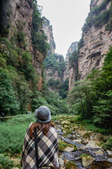 Naklejka premium 張家界を散歩する女性