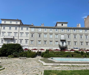 Obraz premium A walk along the narrow streets of the old part of the Italian city in the shadow of tall buildings away from the tourist roads.