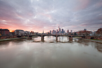 Naklejka premium Frankfurt skyline with beautiful sunset over the Main.