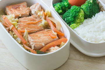 鮭とブロッコリーのお弁当
