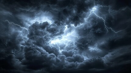 Obraz premium The sky was dark and cloudy, with lightning flashing and thunder booming.